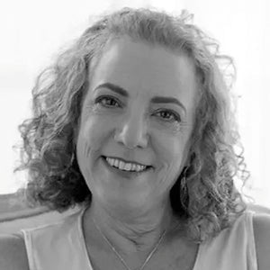 Shira, founder of Journal Cards prompting positive mindset and supporting women in their journey